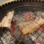 川崎名物 炭火焼肉 食道園 - 豚カルビを焼いているの図