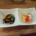 とんかつ成蔵 - 前菜の ひじき豆&自家製ピクルス。これとハイボールで楽しみます。