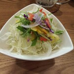 とんかつ成蔵 - サラダ。ていうかキャベツ千切り。水にさらさない&ふんわりした口当たりのキャベツを食べると、池上 燕楽のご主人と兄弟弟子だったという事を思い出す。