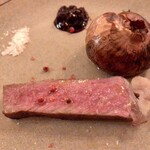 フォカッチャディレッコ500 - 熟成信州牛グリルの玉葱、ブルーベリー添え