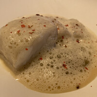 レグリエ - 平目のヴァプール、菊芋のピューレ、ホタテの出汁から取ったソース