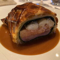 レグリエ - ウズラ、フォアグラ、うなぎのパイ包み焼き