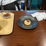 さかえ屋 - 搾りたてモンブランの作成工程（ベースのメレンゲクッキーに和栗を盛り付けます）