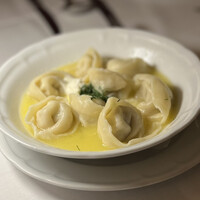 スンガリー 新宿東口本店 - 水餃子（レモンバターソース、サワークリーム添え）