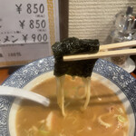 麺処 武壱 - 海苔と麺を食べる