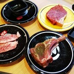 Kaiten Re-N Yakiniku Ittou - 左は和牛上カルビ、真ん中はラムチョップ、右がリブロースステーキ