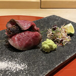 肉屋 雪月花 NAGOYA - 47ヶ月肥育松阪牛トモサンカクのタタキ