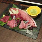 ●まぐろ大トロ・中トロ・珍味5種お刺身（まぐろの断面）