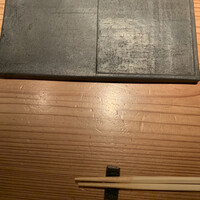 とり茶太郎 - 左　塩の焼き鳥　右　タレの焼き鳥　