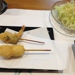 Mio Tsukushi - お値打ちおまかせ串
                      キャベツと烏龍茶が付いて650円！(◎_◎;)
                      
                      えびしそ巻とうずらです