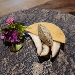 ル クーリュズ - 平松さんの原木椎茸、米粉の春巻き、豚肉の塩漬けのペースト