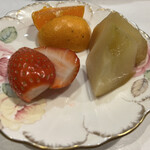 うを徳 - フルーツの盛り合わせ(宮崎の早生みかん、りんごのコンフォート、群馬の苺)