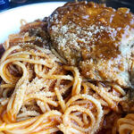 ツーロン - 粉チーズとタバスコが一緒に運ばれてくるのでお好みで。粉チーズをたっぷりかけて頂きます。