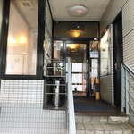ツーロン - 階段を上りきったところに店舗入り口。