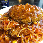 ツーロン - 20cmほどの平皿に山盛りのスパゲッティ、その上には大きなハンバーグが乗っております。