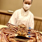 道人 - 青いタグのついた津居山蟹さんの登場。それも特大サイズを３匹も。小柄な女将さんと比べると、半端ない大きさに見える。