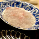 道人 - ③虎河豚の石焼 ～お造りよりも分厚く切った虎河豚を石焼きで。焼けた熱い石にサッと炙って白子ポン酢で頂く風味が極楽浄土。