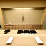 道人 - スッキリとした白木のカウンター。