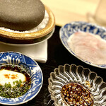 道人 - ③虎河豚の石焼 ～焼けた熱い石にサッと炙って白子ポン酢で頂く風味が極楽浄土。最後の一切れは葱醤油に漬けて石の上でタレ焼きにすると、ジュワ～と香ばしい醤油の香りが漂う。