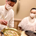 道人 - ⑨熊鍋 ～脂ののった熊肉に青葱、蕪を煮込んで頂きます。熊肉は良い塩梅の脂身が食欲を唆ります。お替りの段階で、ご主人の捌いたうずらのつくねが良い塩梅に火入れされて、小骨のジャリジャリ感が更に食欲を唆る。