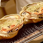 道人 - 物凄く豪華な蟹爪。蟹味噌をどうやって調理するのか興味津々。甲羅の味噌に蟹肉を加えてじっくり火入れ、それを蟹爪に絡めながら重ねていくと蟹爪がみるみる太い筋肉のように盛り上がる。
