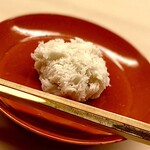 道人 - ⑩雪餅 ～山芋を蒸して白餡を混ぜたきんとん。包まれた黄身餡が甘すぎず上品な和菓子にご主人の抹茶がピッタリ。