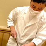 道人 - 虎河豚、お造りよりも分厚く包丁を入れる中島さん。何とも凛々しい立ち振る舞い(((o(*ﾟ▽ﾟ*)o)))♡