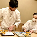 道人 - こっぺ蟹を丸々一匹甲羅に埋めて、細かく砕かれたおかきを衣に香ばしく揚げられたお料理。衣を割ると内から湯気の立った熱々のこっぺ蟹が。見た目はコロッケのようだが恐ろしいくらい”蟹””蟹””蟹三昧”である。