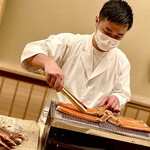 道人 - ⑤津居山蟹の焼き物 ～まずは半生に焼いたレアな焼き蟹、それからしっかり火入れした焼き蟹を食べ比べ。それぞれに旨味の味わいが異なり、蟹の種類が異なるような味わいには感心するしかない。