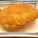 道人 - ②こっぺ蟹のおかき揚げ ～こっぺ蟹を丸々一匹甲羅に埋めて、細かく砕かれたおかきを衣に香ばしく揚げられたお料理。見た目はコロッケのようだが恐ろしいくらい”蟹””蟹””蟹三昧”である。