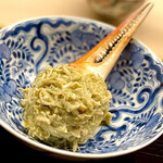 道人 - ⑦津居山蟹爪 ～甲羅の味噌に蟹肉を加えてじっくり火入れ、それを蟹爪に絡めながら重ねていくと蟹爪がみるみる太い筋肉のように盛り上がる。もはや、美しい仕上がりと重厚な旨味の重なりに悶絶するしかない逸品。