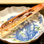 道人 - ⑤津居山蟹の焼き物 ～お次は、しっかり火入れした焼き蟹。殻に焦げ目がつく程度に焼き上げている。