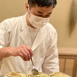 道人 - ⑦津居山蟹爪 ～物凄く豪華な蟹爪。蟹味噌をどうやって調理するのか興味津々。甲羅の味噌に蟹肉を加えてじっくり火入れ、それを蟹爪に絡めながら重ねていくと蟹爪がみるみる太い筋肉のように盛り上がる。もはや、美しい仕上がりと重厚な旨味の重なりに悶絶するしかない逸品。