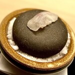 道人 - 虎河豚を焼いた熱い石に乗せると、キュッと縮み味わいも濃縮されたよう。それから白子ポン酢で。最後の一切れは葱醤油に漬けて石の上でタレ焼きに。これがまた香ばしい味わいに変貌する♫