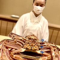 道人 - 青いタグのついた津居山蟹さんの登場。それも特大サイズを３匹も。小柄な女将さんと比べると、半端ない大きさに見える。