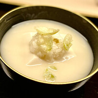 道人 - ①うずみ豆腐 ～胡麻豆腐に糯米が乗った不思議なお椀。まったりと濃厚な白味噌椀物は京都らしくて大好物。それに蕗の薹のパリッとした天婦羅がアクセントになっている。お膳とお椀が対になって料理を引き立てる。