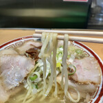 田中そば店 - 平打ち麺とチャーシューの相性は抜群です。