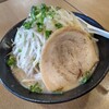 ラーメン屋 まる - てんこ盛りラーメン840円(税込)ニンニク抜き
チャーシューが肉厚プリプリ、麺はモチモチ丸太麺で美味い♪
スープはこってりしているけどドロドロしてなくて、ポタージュスープのような優しい口当たりです