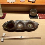 Sushi Shin - お醤油、お塩、御殿場の山葵。枝豆みたいなお皿(⌒▽⌒)