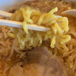 北海道ラーメン ロッキー秀 - から〜いラーメン(みそ味) の 4辛 麺アップ