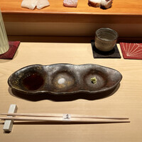 鮨 真 - お醤油、お塩、御殿場の山葵。枝豆みたいなお皿(⌒▽⌒)