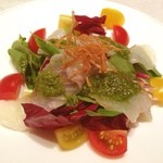 南翔饅頭店 - クリスマスをテーマに
      中華のコースを
      組んでいただきました。
      まずは
      「平目のカルパッチョ
      山椒の翡翠ソース」
      山椒が爽やかな後味を
      演出してくれます
      (￣▽￣)