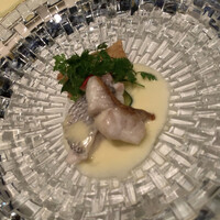 ラ・グランターブル ドゥ キタムラ - 魚料理
                    　柳橋市場から届いた新鮮魚のパナッシェ
                    　鮮魚のタルタルを包んだ湯葉のフリチュールを添えて
                    　ソース・ブールブラン