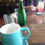 cafe 858 - 緑瓶はwater