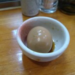 春木屋 - 最初に味玉が提供される