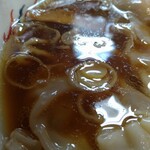 春木屋 - スープ表面は鶏油ではなくラード