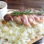 cafe 858 - ローズマリーとジンジャー〜ハーブの使い方が見事。食べたら腹が減り・酒が呑みたくなった。素晴らしい味付け