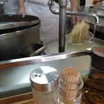 春木屋 - 熟練の技が光る平ザルでの麺上げ、昔聞いた時は麺上げまでに修行が最低5年必要だったとか