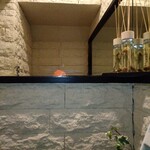 cafe 858 - これトイレっす。葉っぱも生きてます。