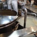 春木屋 - 大きな鍋で麺が泳いでいます。隣はスープ寸胴です。ラードも一緒に煮込まれているので、スープを丼に入れるにも技が必要です